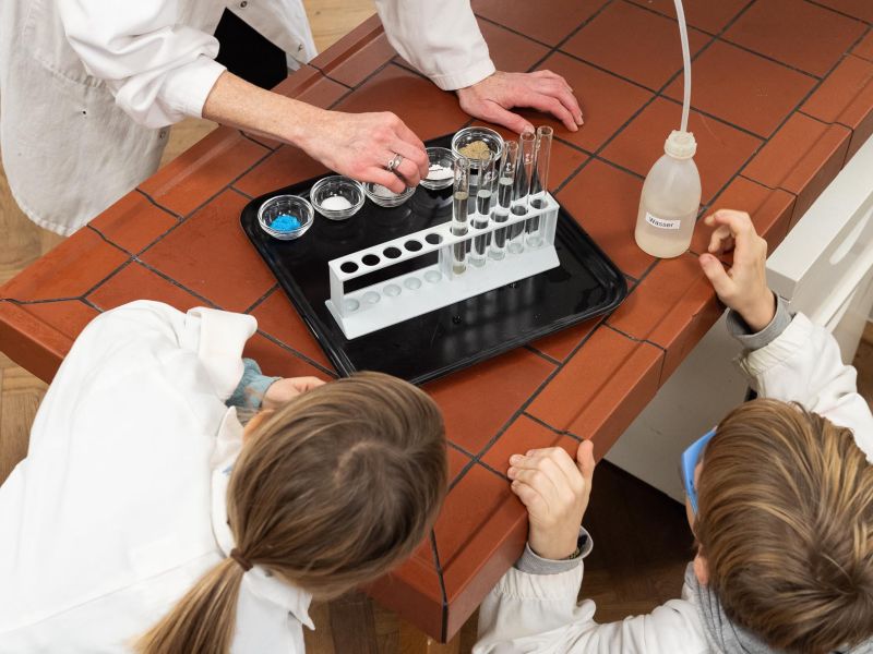 Montessori Pädagogin, 2 Kinder, Vorführung