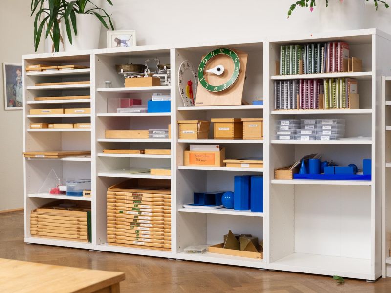 Montessori Materialien, Regal, bunt, geordnet