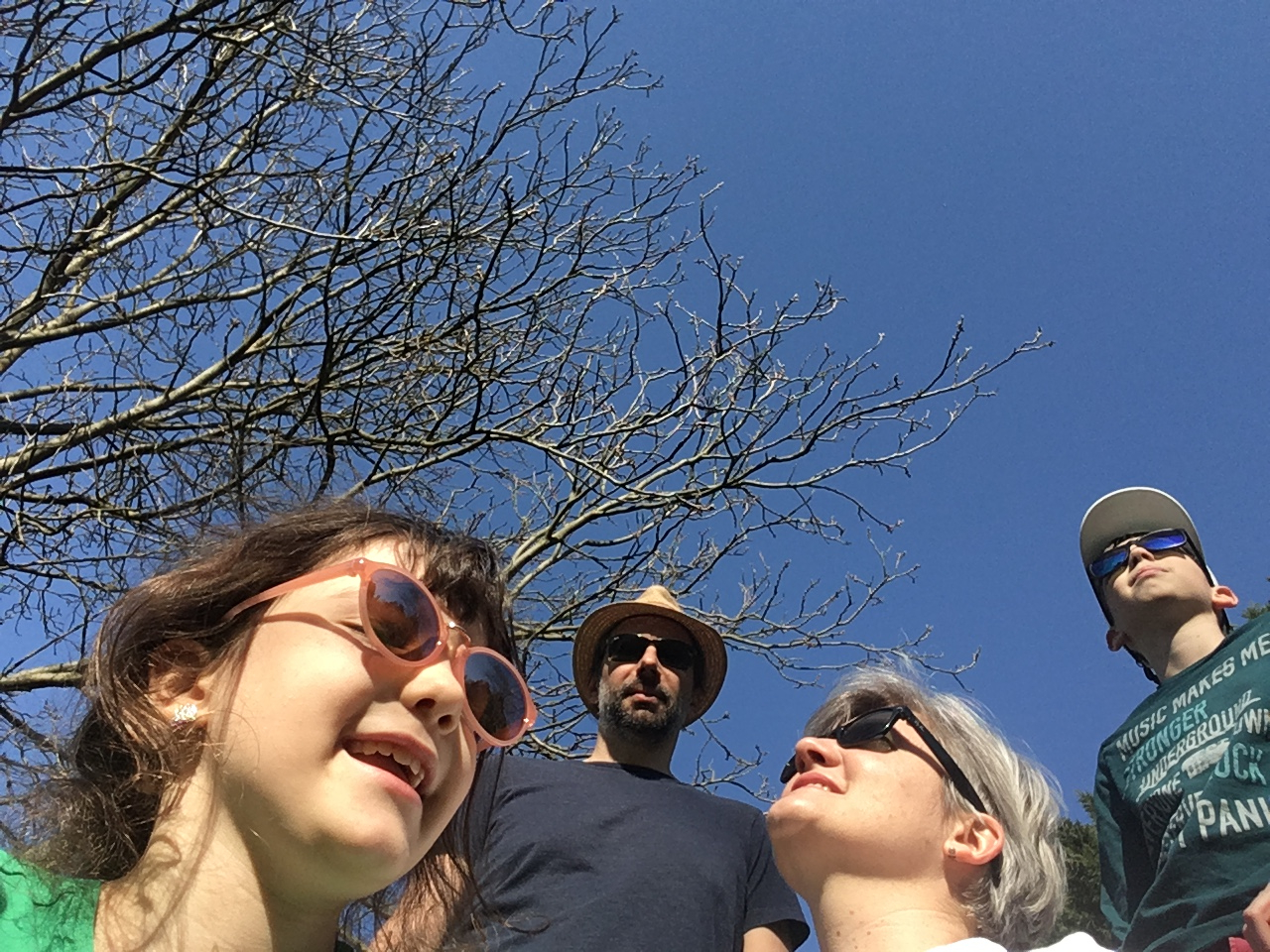 Franziska Constantin Monika und Andreas beim in die Luft Schauen