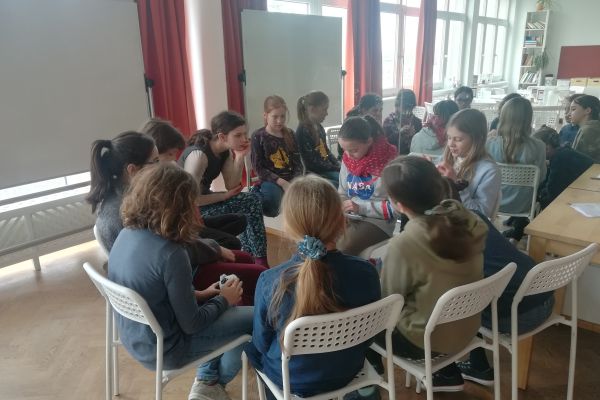 Annika liest ihre Geschichte vor