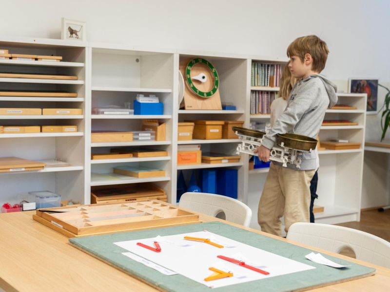 Montessori Lernumgebung, Kind, Regal, Tisch