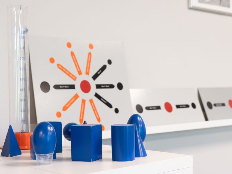 Montessori Lernmaterial, blaue, geometrische Formen