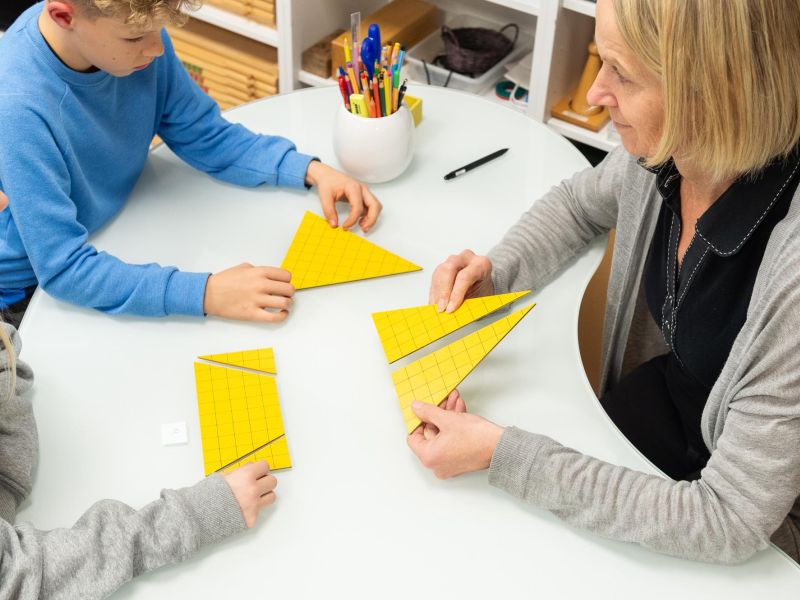 Montessori Lernumgebung, Frau, Kinder
