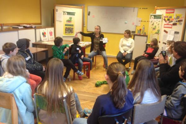 Kinder sitzen im Kreis