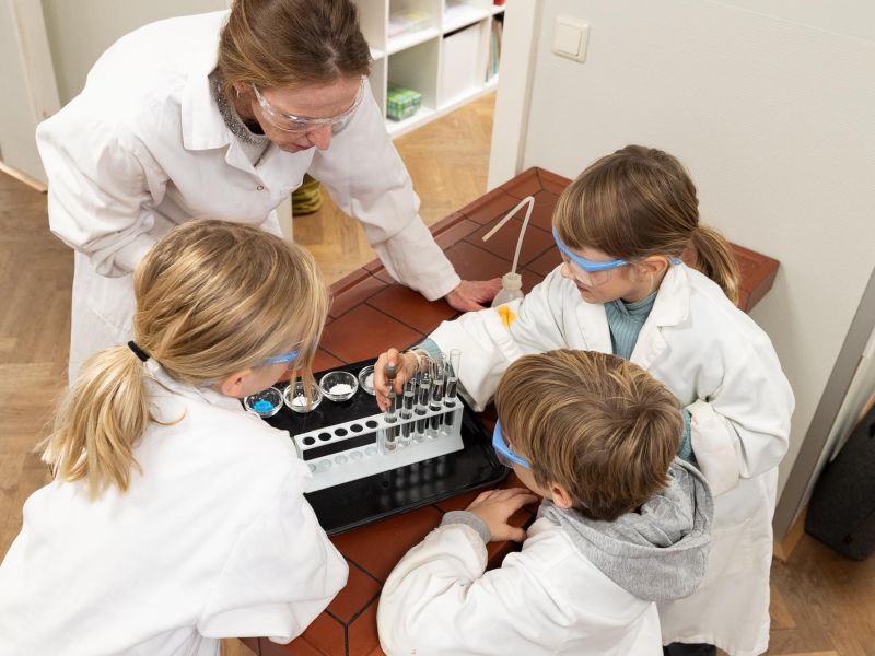 Montessori Vorführung Kinder Pädagogen