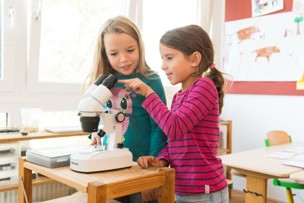 Julia und Fabiola mit dem neuen Mikroskop