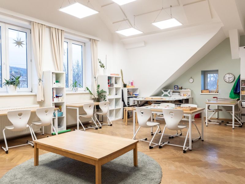 Montessori Lernumgebung, Tische, Stühle, Raum
