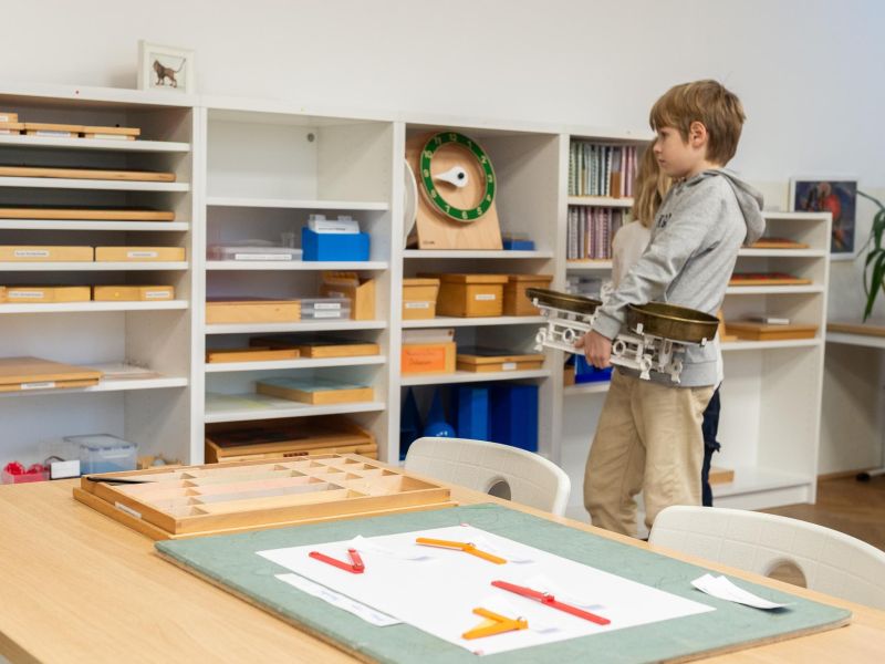 Montessori Lernumgebung, Kind, Regal, Tisch